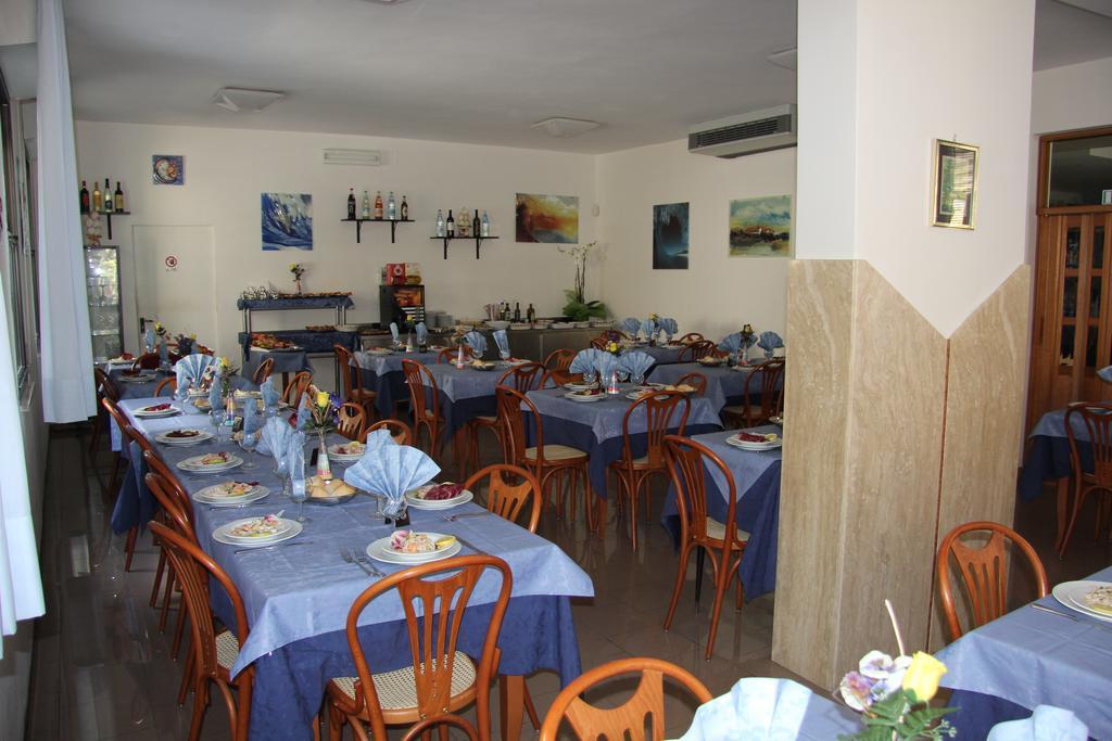 Hotel Vela Azzurra ริมินี ภายนอก รูปภาพ